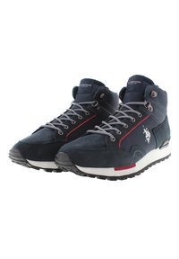 Sneakers high-top in suede blu navy con lacci grigi, dettagli rossi e suola in gomma. Presentano il logo e ferramenta in metallo sulla parte superiore.