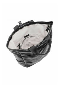 Bolso tote negro de cuero acolchado con dos asas. En el interior, forro de color claro y un bolsillo con cremallera. Cierre con cremallera en la parte superior.