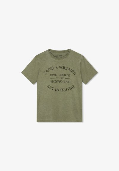 T-shirt vert olive à manches courtes, en coton doux, avec un col rond et un texte imprimé en gris foncé, incluant "L'ART EST LA VÉRITÉ."