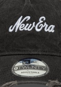 Μαύρο ρυθμιζόμενο καπέλο με το κεντημένο λογότυπο "New Era" σε λευκό χρώμα. Διαθέτει καμπυλωτό γείσο και σχεδίαση A-frame με ετικέτα λογοτύπου στην κάτω πλευρά.