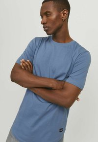 Kortærmet, rundhalset t-shirt i blødt blå bomuldsstof, med et lille mærke nær kanten og en almindelig pasform.