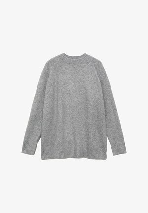 Szary sweter wykonany z miękkiego materiału, z klasycznym okrągłym dekoltem, długimi rękawami oraz prążkowanymi mankietami i dołem. Gładka faktura.