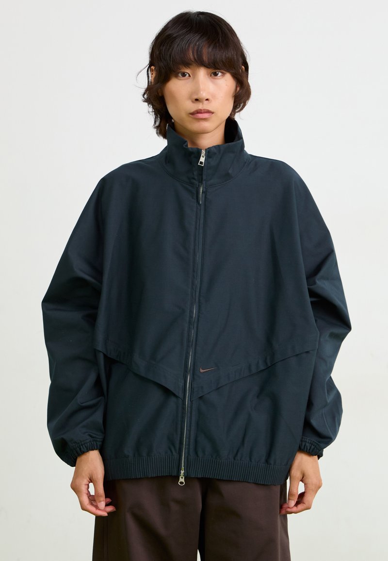 Nike Sportswear - Summer jacket - black/velvet brown, Enlarge