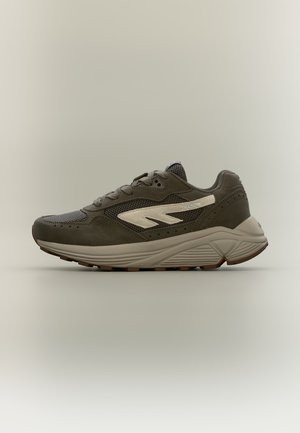 Donkergrijze sportsneaker met beige zool en zijlogo, bovenwerk van mesh en suède, met vetersluiting, zijaanzicht op een neutrale achtergrond.