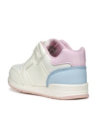 Sneaker in pelle bianca con accenti rosa e azzurro chiaro. Cinghie in velcro e lati texture. Punta rotonda e suola in gomma rosa.