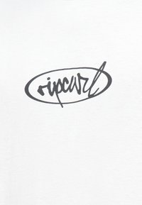 Biela bavlnená tričko s čiernym ručne písaným logom, ktoré je obklopené oválnym rámom. Mäkká textúra, krátke rukávy a klasický dizajn s okrúhlym výstrihom.