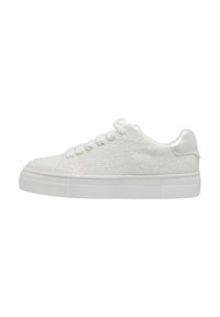 Sneaker bianco con tomaia testurizzata caratterizzata da piccole punte sollevate, lacci rotondi e tallone liscio e lucido. Suola in gomma con un motivo ondulato.