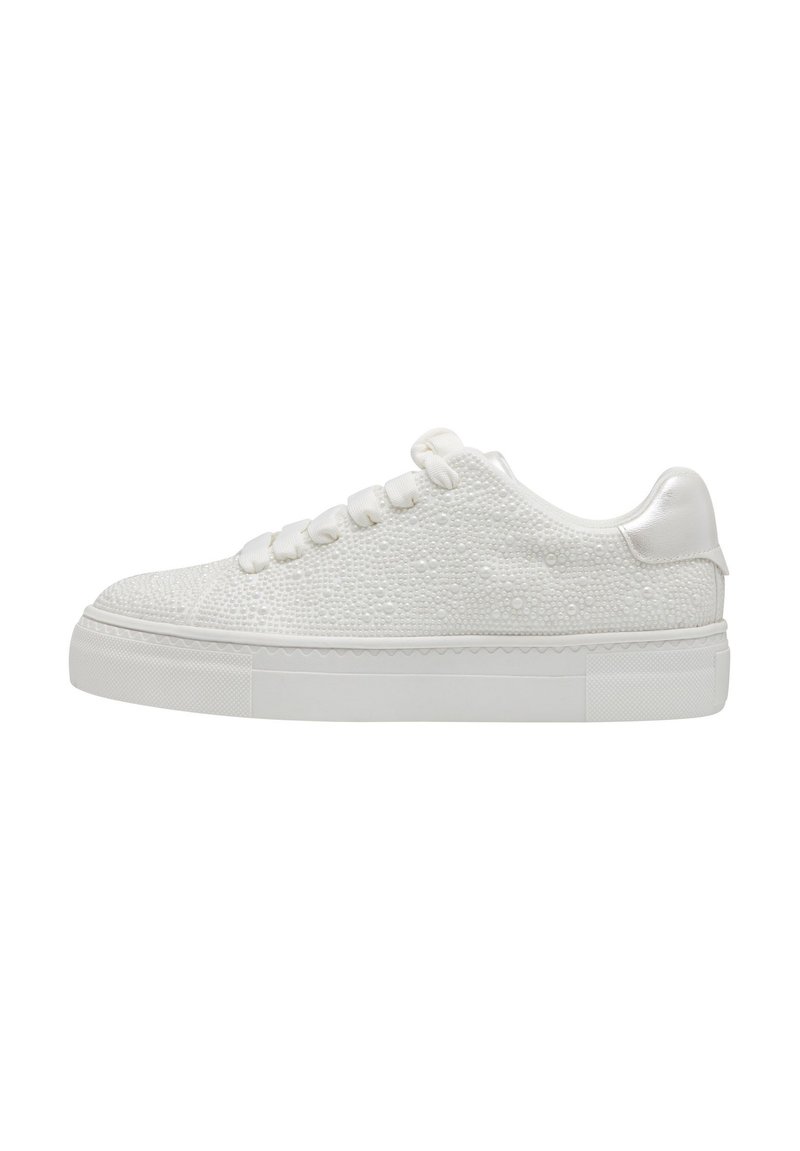 Sneaker bianco con tomaia testurizzata caratterizzata da piccole punte sollevate, lacci rotondi e tallone liscio e lucido. Suola in gomma con un motivo ondulato.