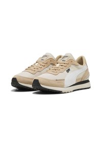 Zapatillas deportivas beige y blancas con parte superior de gamuza y malla, cierre de cordones y suela exterior de goma negra con patrones de agarre texturizados.