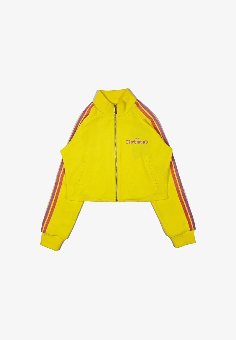 Giacca gialla tagliata con colletto alto e chiusura con zip. Presenta strisce bordeaux e viola lungo le maniche. "John Richmond" stampato sul davanti.