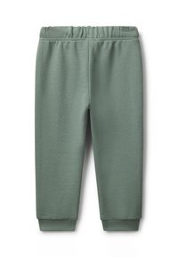 Groene joggingsbroek met elastische taille en geribbelde boorden, evenals een klein logo-embleem nabij de tailleband, weergegeven op een witte achtergrond.