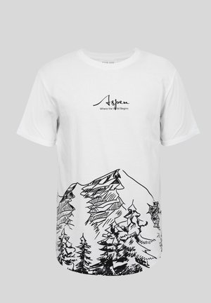 Maglietta bianca con schizzo nero di montagne e pini nella parte inferiore, e il testo "Aspen Where the Wild Begins" vicino alla parte superiore.