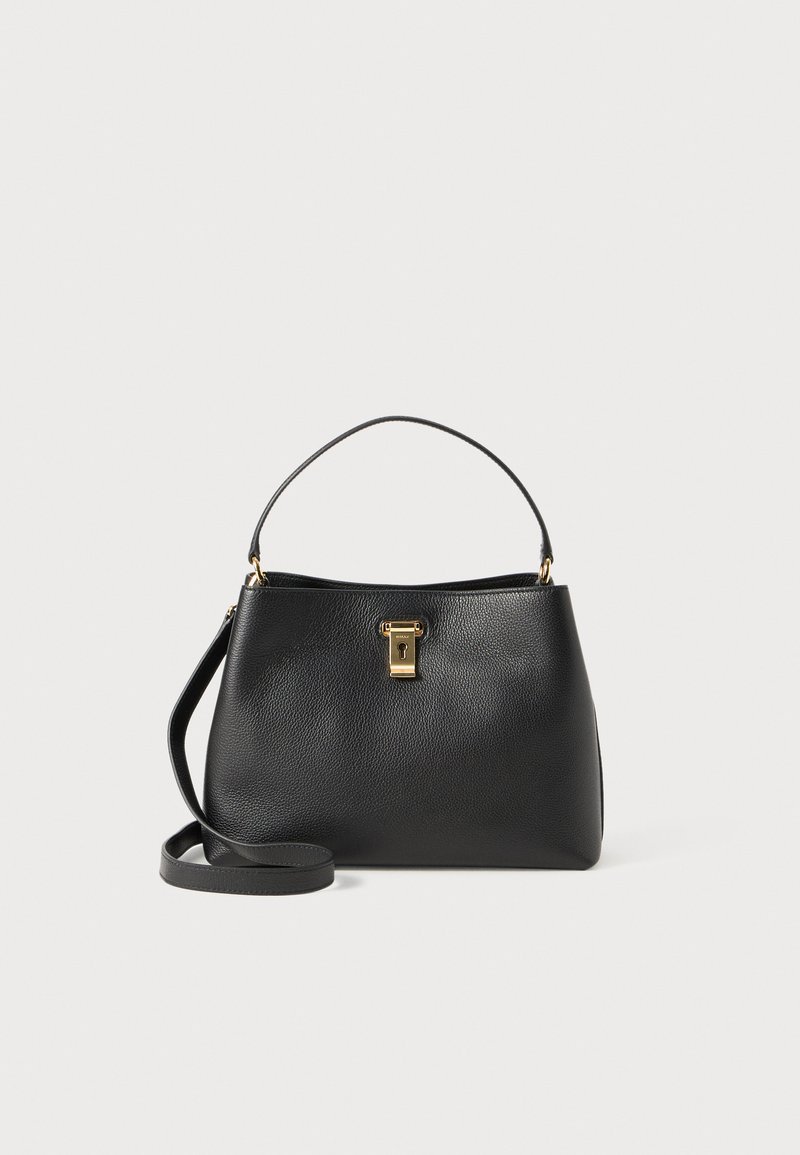 Sac à main en cuir noir avec une forme structurée, fermoir en métal doré, anse courte et une bandoulière amovible. Détails de texture en surface.