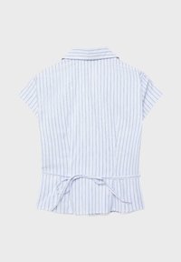 Bela bluza s kratkimi rokavi, tankimi navpičnimi modrimi črtami in pasom za zavezovanje, prikazana od zadaj na svetlo sivi podlagi.