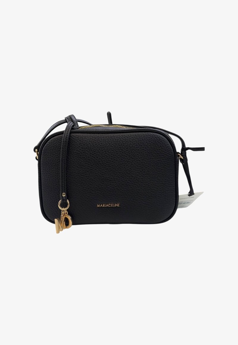 Borsa a tracolla in pelle sintetica nera con texture, dettagli in oro, chiusura con zip e un ciondolo decorativo. Nome del marchio impresso sul davanti.