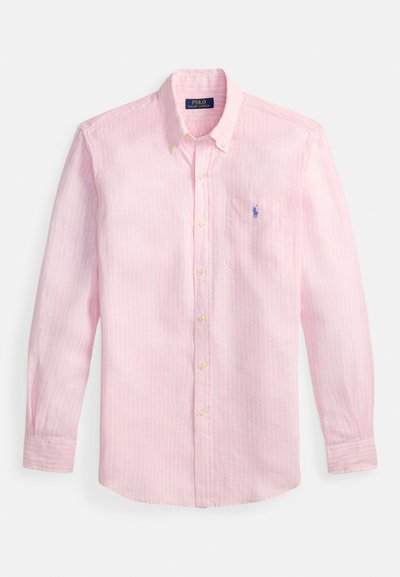 Svetloružová košeľa s dlhým rukávom, zapínanie na gombíky, biele pruhy, golier s gombíkmi, náprsné vrecko a malá modrá vyšívaná značka.