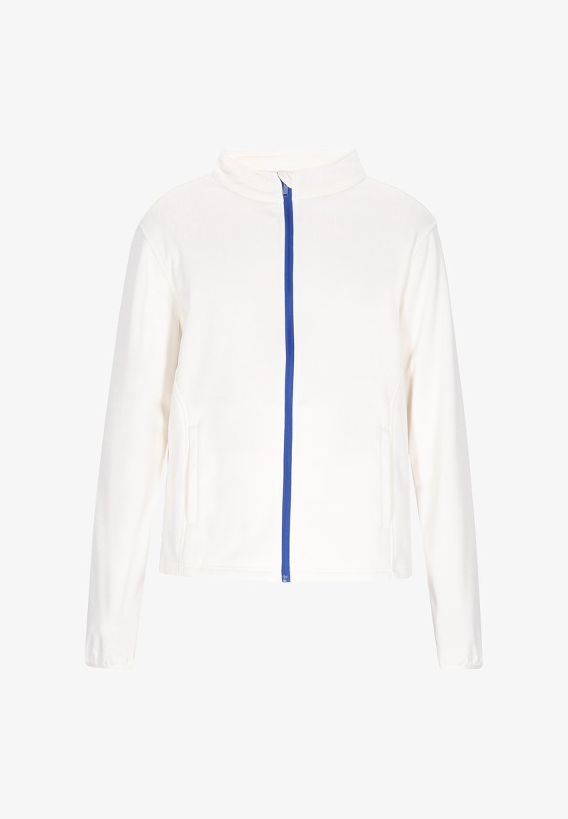 Weiße Jacke aus weichem Stoff, mit hohem Kragen, langen Ärmeln und einem blauen Reißverschluss in der Mitte sowie seitlichen Taschen.