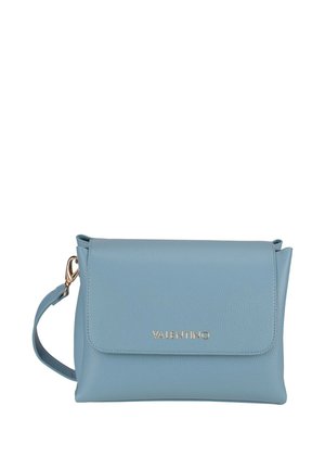 Borsa a tracolla Valentino in pelle azzurro chiaro con chiusura a pattina, fibbia color oro e cinturino da polso rimovibile.