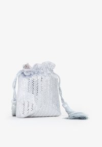 Zilverkleurige schoudertas met pailletten, een textuurpatroon, gevlochten touwhandvatten en kwastdetails. Compacte vorm en glanzende afwerking.