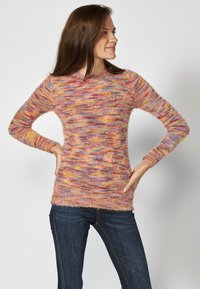Maglione morbido multicolore con scollatura rotonda, maniche lunghe e orlo leggermente irregolare. I colori includono rosa, arancione, giallo e viola.