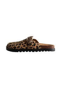 Leopardenmuster Slip-On Schuh mit einer flachen braunen Sohle, einem lederähnlichen Obermaterial und einer Schnallenverzierung für einen sicheren Halt.