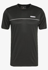 Camiseta deportiva negra de manga corta con una delgada línea horizontal blanca en el pecho y un pequeño parche del logo "JACK & JONES" encima.