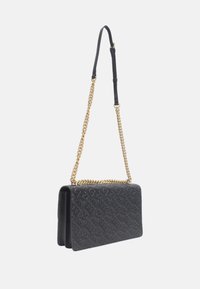 Čierna kožená crossbody taška s textúrovaným vzorom, vybavená zlatým reťazovým popruhom a elegantným, obdĺžnikovým dizajnom.