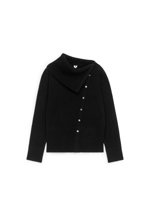 Czarny sweter z szerokim prążkowanym kołnierzem, asymetrycznym wzorem i zapięciem na guziki z jednej strony. Posiada prążkowane mankiety i dół. Miękka tekstura.