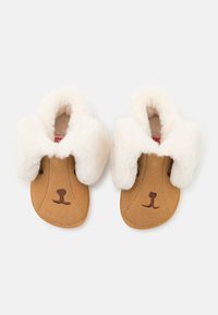 Brune slippers med en tan semsket base, hvit falsk pelskrage og broderte dyreface-detaljer. Myk tekstur og rund form, egnet for innendørs bruk.