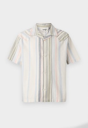 Camisa de manga corta abotonada en tejido ligero con rayas verticales en colores pastel: azul, verde y rosa, con cuello en punta.