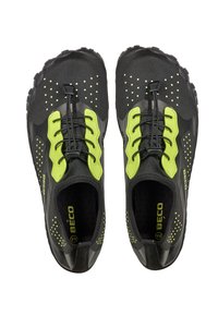 Baskets de sport noires et vert fluo avec une tige en mesh, semelle en caoutchouc texturée, et un système de laçage à cordon. Motifs à pois sur les côtés.