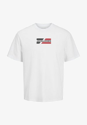 Biała bawełniana koszulka z krótkim rękawem z kolorowym logo "JACK & JONES" w czerni, czerwieni oraz geometrycznym wzorem z przodu. Okrągły dekolt.