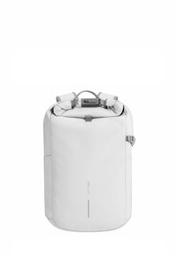 Zaino bianco con spallacci imbottiti, superficie testurizzata, tasca frontale e chiusura sicura. Design semplice e moderno con branding discreto.