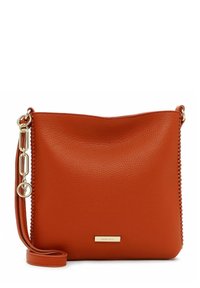 Orange Handtasche aus Leder mit strukturiertem Finish, ausgestattet mit goldfarbenen Beschlägen, einer Kettenriemen und einem Reißverschlussdetail auf einer Seite.