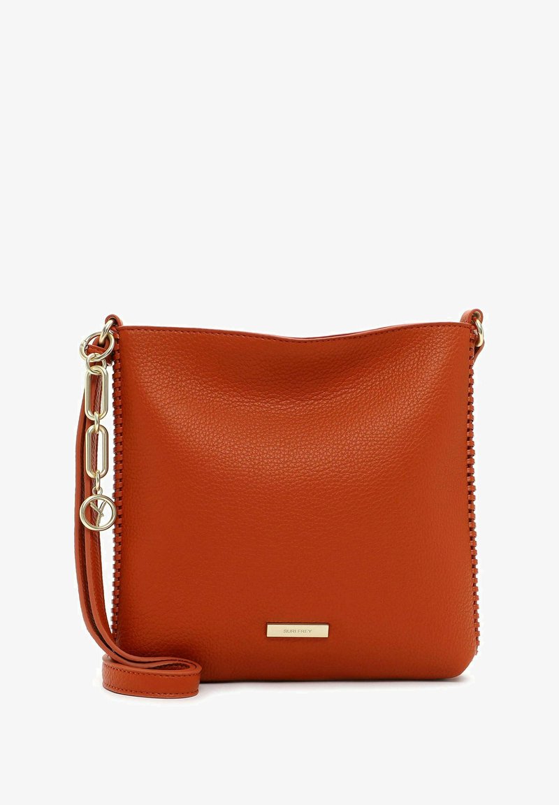 Orange Handtasche aus Leder mit strukturiertem Finish, ausgestattet mit goldfarbenen Beschlägen, einer Kettenriemen und einem Reißverschlussdetail auf einer Seite.