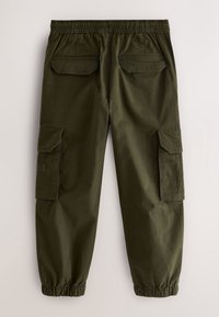 Pantalon cargo vert foncé avec ceinture et poignets élastiques, comportant deux poches arrière à rabat et de grandes poches latérales à rabat.