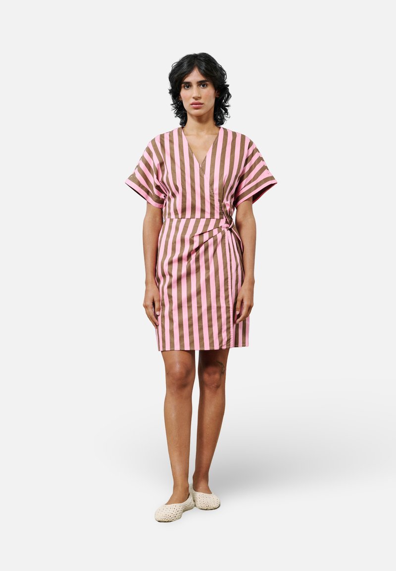 Gestreiftes Kleid aus pinkem und braunem Stoff, kurze Ärmel, V-Ausschnitt, tailliert mit Gürtel, knielang, mit horizontalen und vertikalen Streifen.