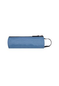 Blauwe cilindrische pennezak van stof, met een ritssluiting, zwarte accenten en een draagriem aan één kant.