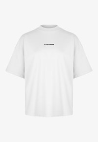 Bílý bavlněný tričko s krátkými rukávy, které má vysoký výstřih a černé logo "PEGADOR" potisknuté na hrudi.