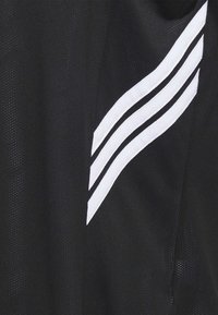 Sort atletisk stof med en række af tre hvide striber. Texturen er net-lignende med et åndbart design.