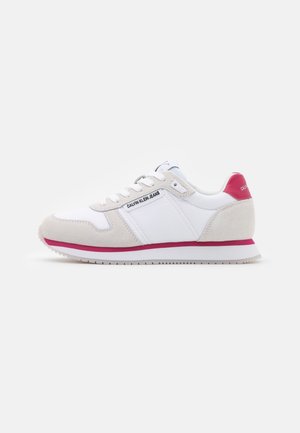 Białe i beżowe sneakersy Calvin Klein z różowym obszyciem podeszwy i łatką na pięcie, sznurowane, z logo marki po boku i na pięcie.