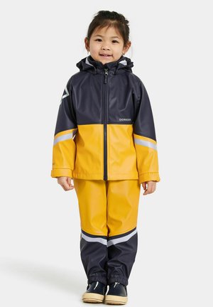 Gelbes und marineblaues, wasserdichtes Regenanzug mit Kapuze, ausgestattet mit reflektierenden Akzenten und elastischen Bündchen, designed für Kinder.