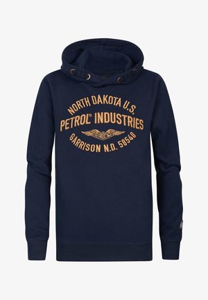 Marineblå hættetrøje med snøre i hætten, med beige tekst "North Dakota U.S. Petrol Industries Garrison N.D. 58540" og vinget logo.