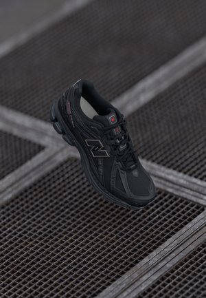 U1906 UNISEX - Trainers - black
