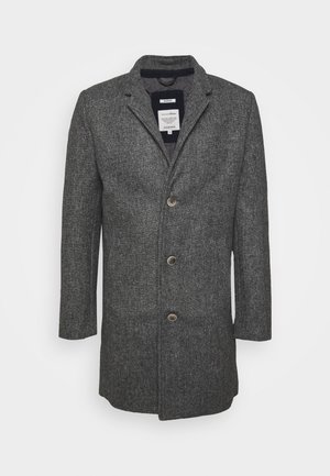 Abrigo de lana gris oscuro para hombre de longitud media con patrón espiga, tres botones, cuello con solapa de muesca y mangas largas, sobre fondo liso.