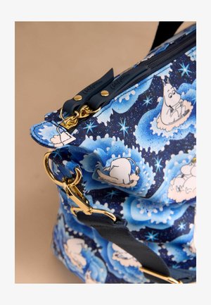 Plavi ruksak s uzorkom koji prikazuje Moomin junake, izrađen od izdržljivog materijala. Zlatni detalji od hardvera i tamnoplavi patentni zatvarač upotpunjuju dizajn.