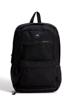 Sort rygsæk med tekstureret stof, forreste lomme i mesh, lynlåslukning, justerbare stropper og et øverste håndtag til bærring.