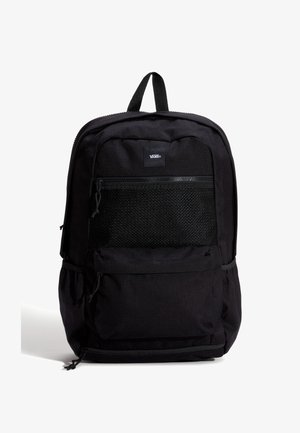 Zwarte rugzak met een gestructureerde stof, een gaasvoorvak, ritssluiting, verstelbare banden en een handvat bovenaan om te dragen.