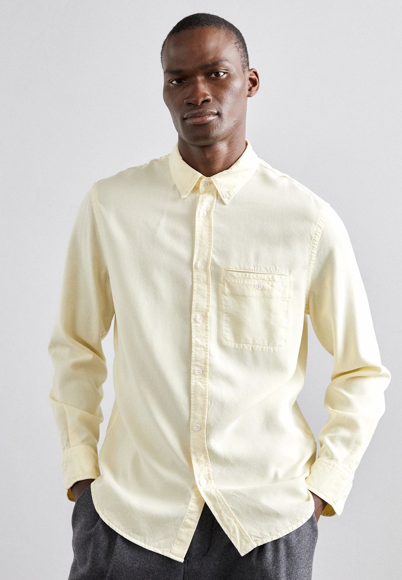 Filippa K - ZACHARY - Camisa - soft yellow, Ampliar