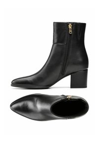 Czarne skórzane botki za kostkę z wyprofilowanym noskiem, złotym zamkiem błyskawicznym i średniej wysokości obcasem typu słupek. Gładka tekstura i elegancki design.